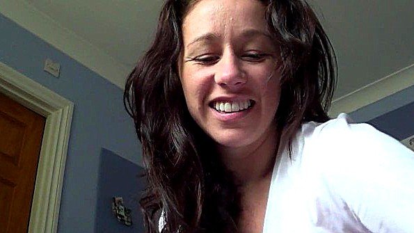 Сексуальная рыжеволосая девушка катается на члене