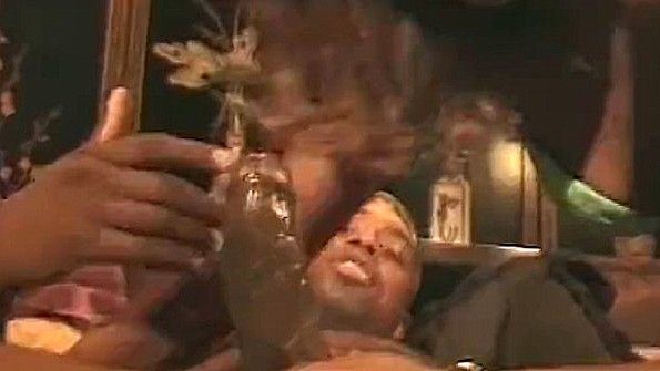 Молодая девушка тестирует различные вибраторы