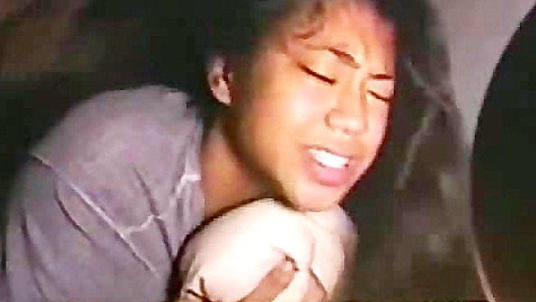 Кокетливая женщина интенсивно мастурбирует в постели