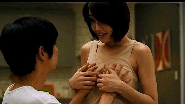 Женщина раздевается на улице и принимает провокационную позу