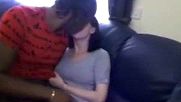 Японская женщина активно сосет член своего партнера