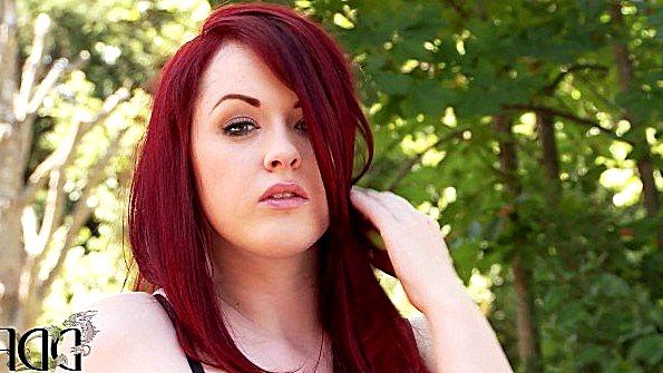 Две шлюхи в нижнем белье занимаются сексом с чернокожим парнем