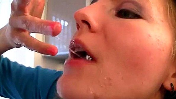 Демонстрирует анальную пробку и получает анальный секс