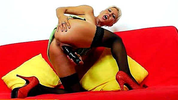 Она показала агенту свою грудь и начала заниматься с ним сексом