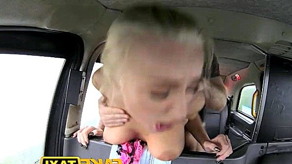 Чернокожая женщина яростно лижет анус своей подруги