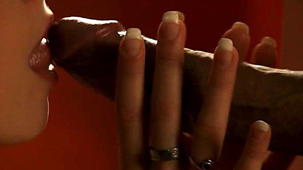 Девушка занимается сексом с парнями