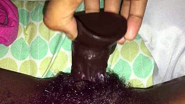 Африканская шлюха играет с вибратором