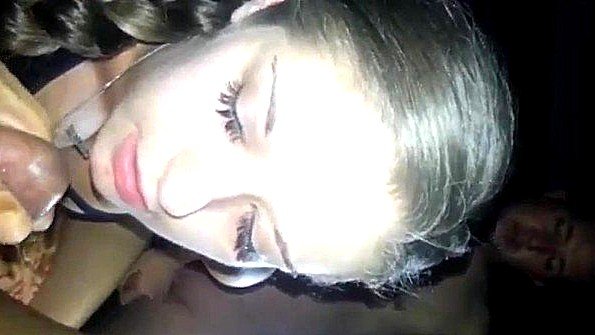 Смотрела порно, повторяла лесбийский секс в постели