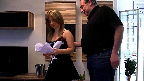 Молодая азиатка усердно демонстрирует свою вагину