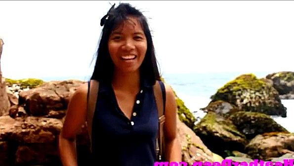 Арабская женщина делает минет возле бассейна