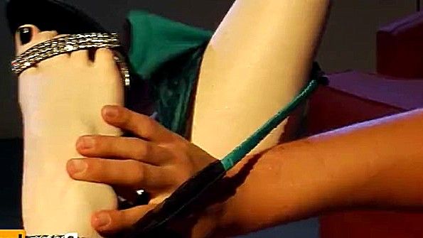 Девушка подняла ноги и получила член в задницу