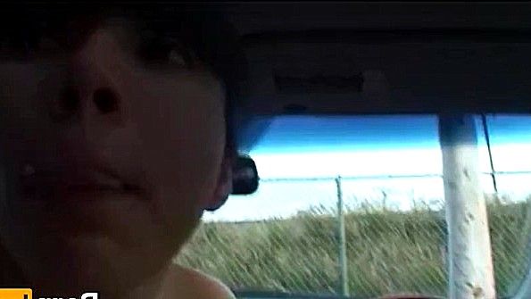 Женщина с анальной пробкой подвергается жесткому изнасилованию мужчиной