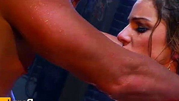 Женщина садится верхом на член своего мужа и прыгает