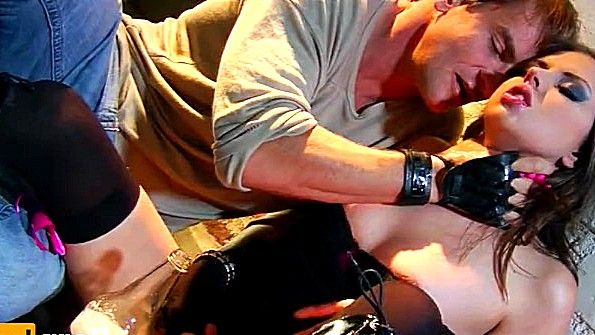 Сучки лижут анус в постели и кончают