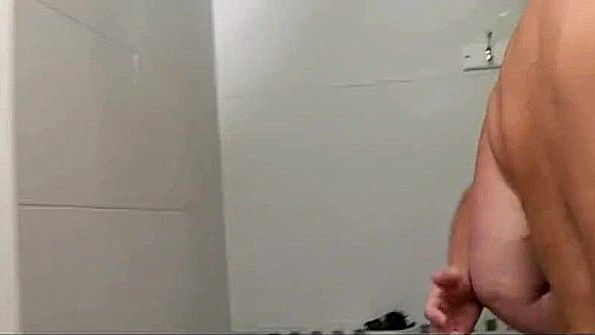 Занимается сексом с женщиной в ванной и доводит её до оргазма
