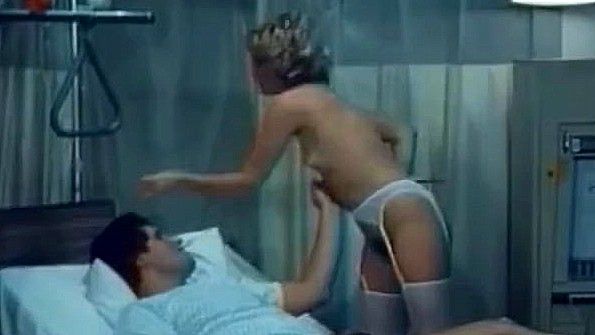 Намазанная маслом брюнетка катается на дилдо сверху