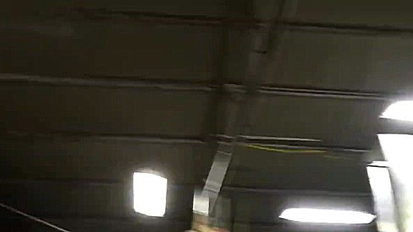 Пышногрудая шлюха жестко трахается в машине