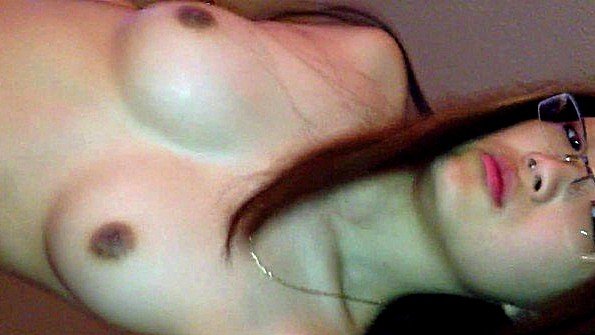 Шлюха в очках получает удовольствие от двойного проникновения