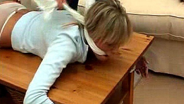 Мужчина грубо насилует милую красавицу