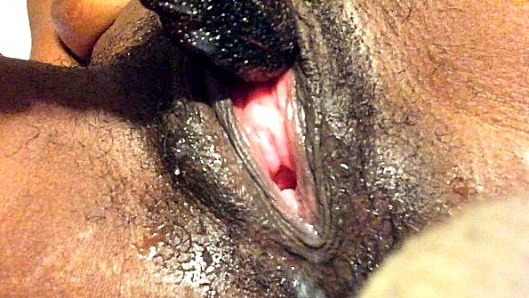 Раздвинь ноги, волосатая киска, чтобы кончить внутрь мамы