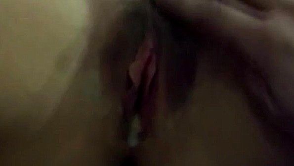 Молодая девушка мастурбирует пальцами