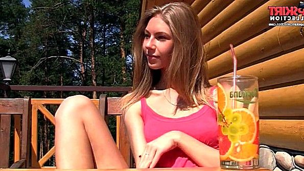 Парни грубо трахают девушку возле бассейна