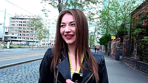 Бритой вагине блондинки нужно глубокое проникновение