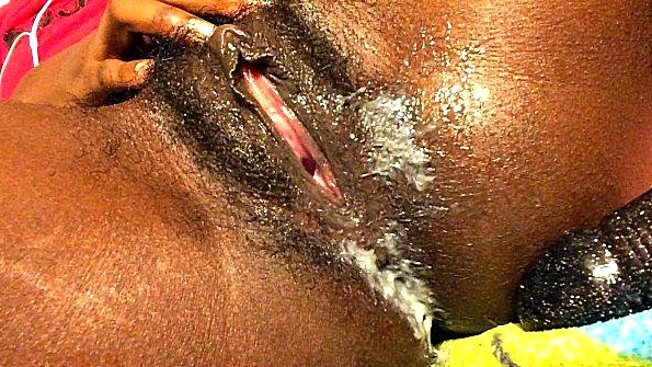 Я ввожу свой черный дилдо на всю глубину влагалища