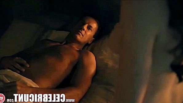 Он заковал голую рабыню за руки и пытал её