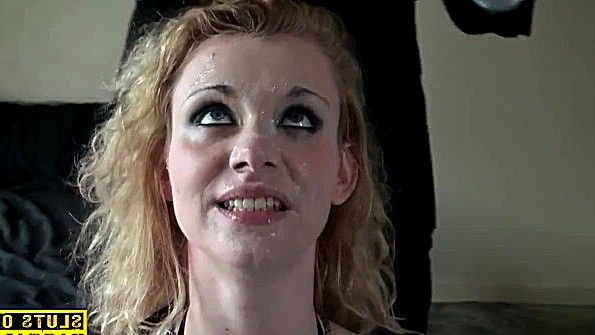 Пожилая женщина делает минет во время массажа