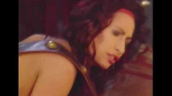 Шаловливая блондинка наслаждается диким сексом