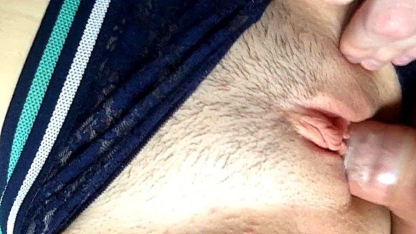 Японская женщина обнажает грудь и помогает в мастурбации