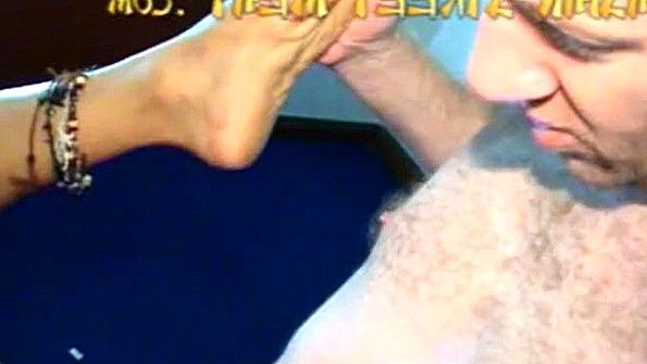 Молодая азиатка сосет член