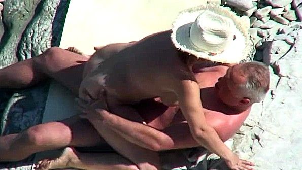 Горячие лесбийские игры на диване