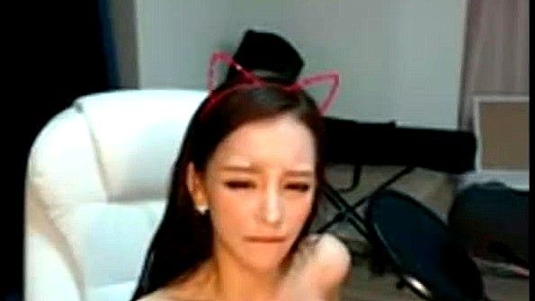 Женщина с татуировками сосет и мастурбирует член