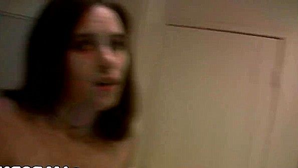 Шлюха кончает от ласк и её жёстко трахают