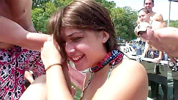 Мать в очках раздевается перед своим сыном