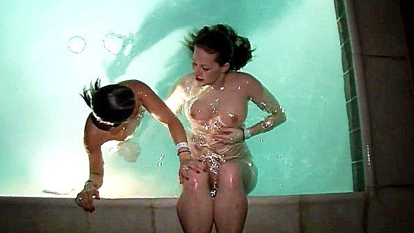 Дарила цветы, склоняла к сексу