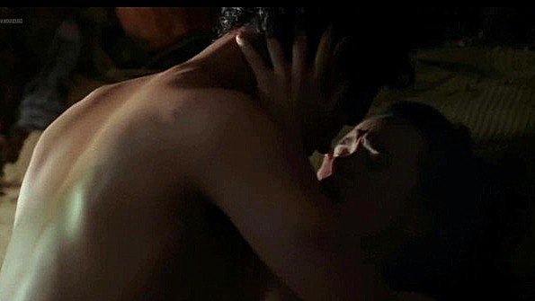 Раскованная японская женщина реагирует на прикосновения