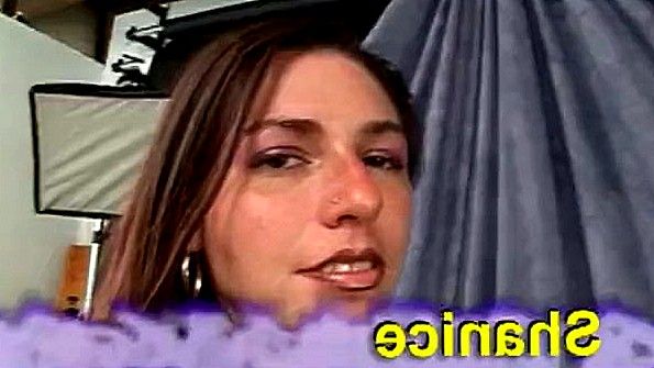 Студентка засовывает руку в трусики перед камерой