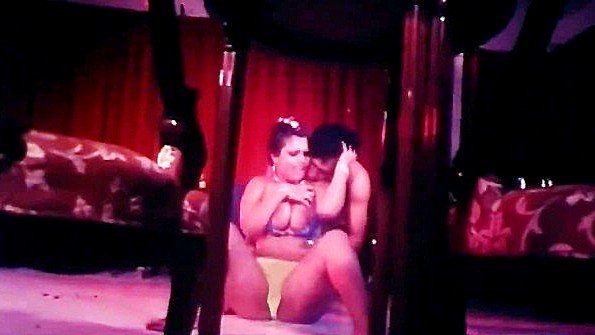 Блондинка на кровати ласкает себя