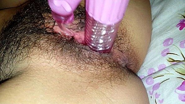 Пышногрудая женщина мастурбирует перед зеркалом