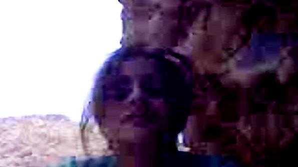 Девушка занимается сексом со своим поклонником, сидя на стуле