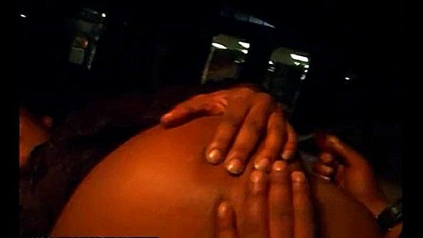 Она сняла купальник и соблазнила мужчину на секс