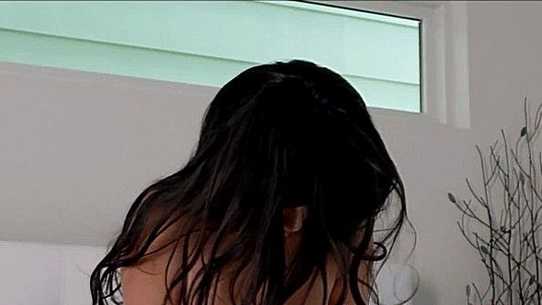 Я заставил сестру снять одеяло и начал с ней заниматься сексом