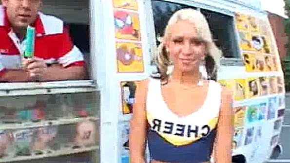 Загорая на пляже и демонстрируя свои великолепные груди