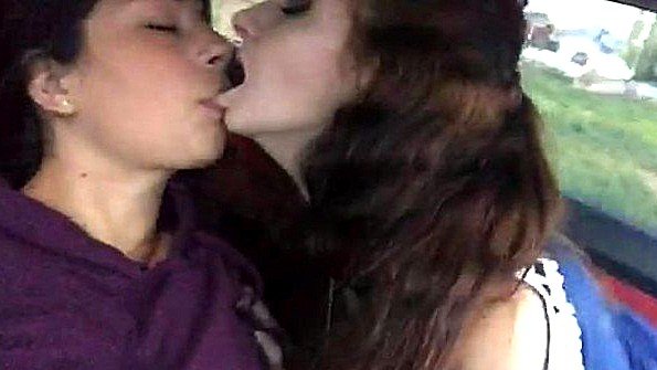 Она ходит голой, с обнаженной вагиной, и хочет подрочить