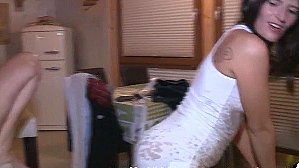 Я вошёл в её спальню и предложил ей жёсткий секс