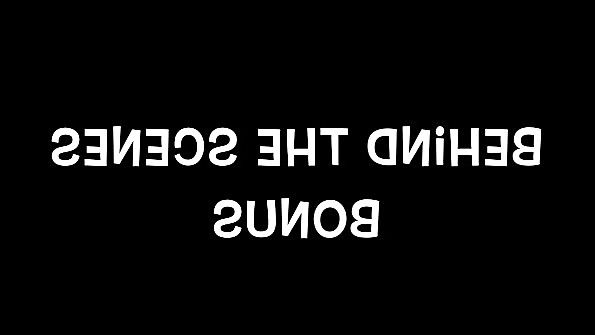 Блондинка задыхается от вставленного вибратора